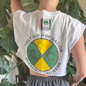 Cropped Cross Colours 90s Tee